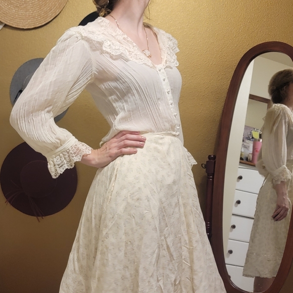 *Vintage Cream Lace Collar Blouse* - Picture 11 of 13